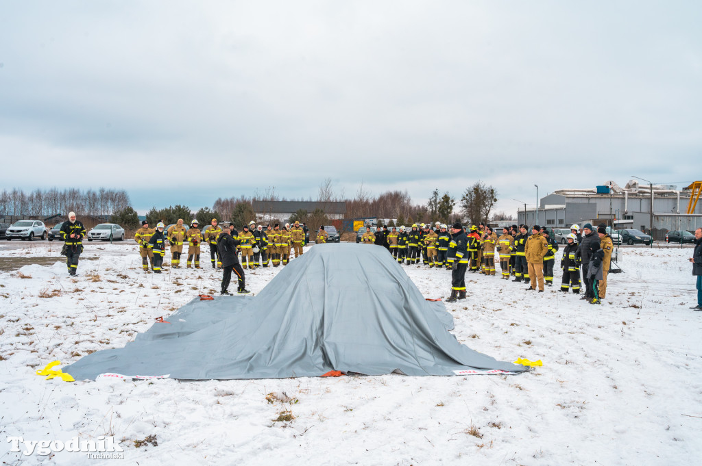 Płonące auto i płachta gaśnicza. Szkolenie strażaków
