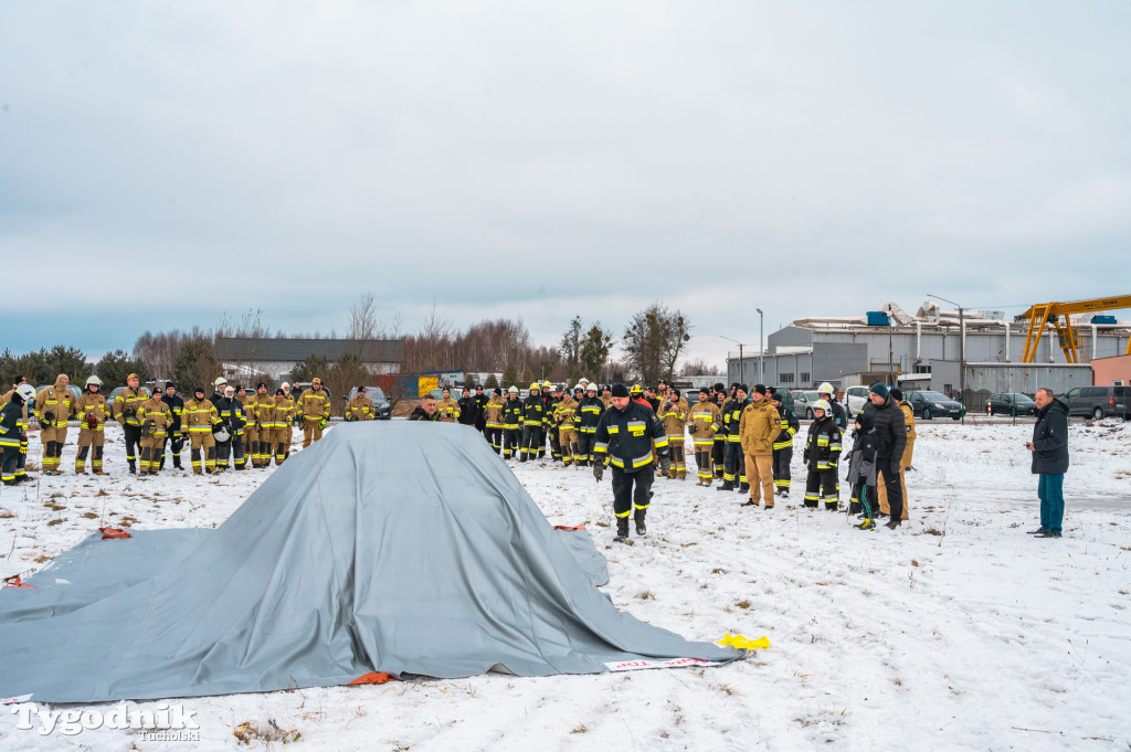 Płonące auto i płachta gaśnicza. Szkolenie strażaków