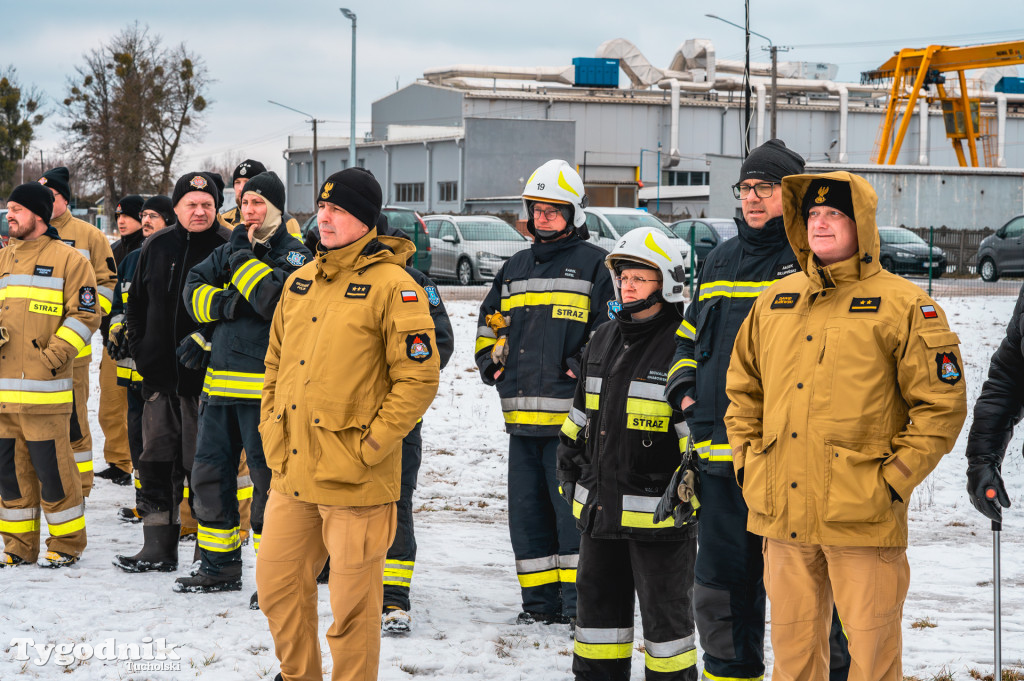 Płonące auto i płachta gaśnicza. Szkolenie strażaków
