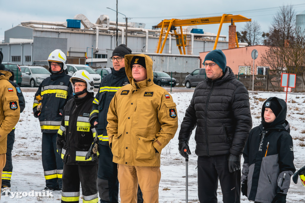Płonące auto i płachta gaśnicza. Szkolenie strażaków