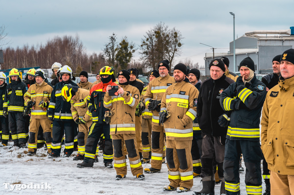 Płonące auto i płachta gaśnicza. Szkolenie strażaków