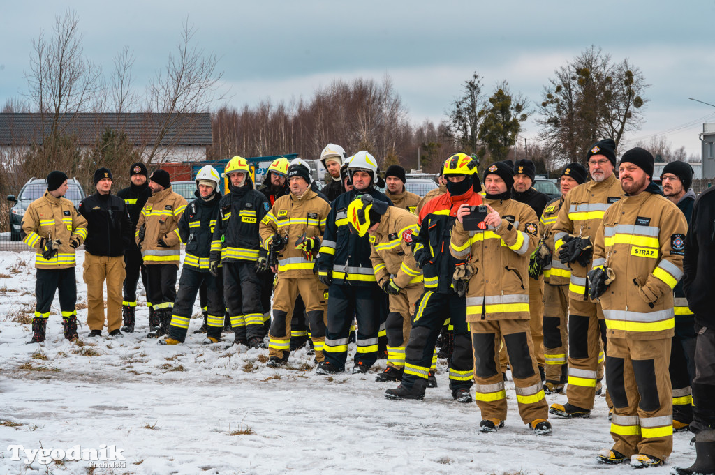 Płonące auto i płachta gaśnicza. Szkolenie strażaków