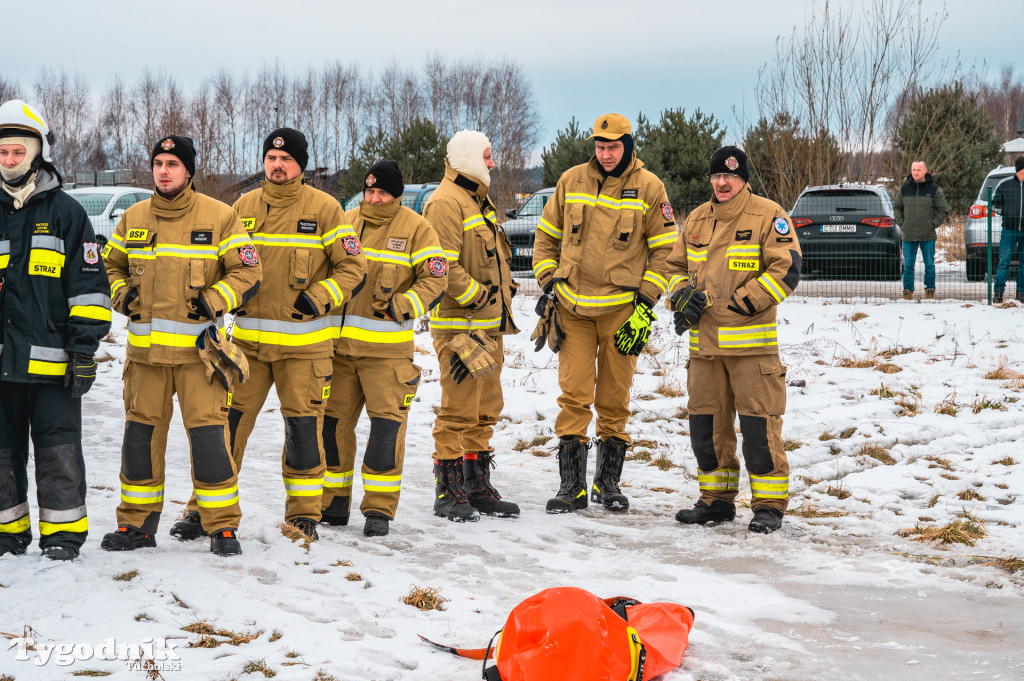 Płonące auto i płachta gaśnicza. Szkolenie strażaków