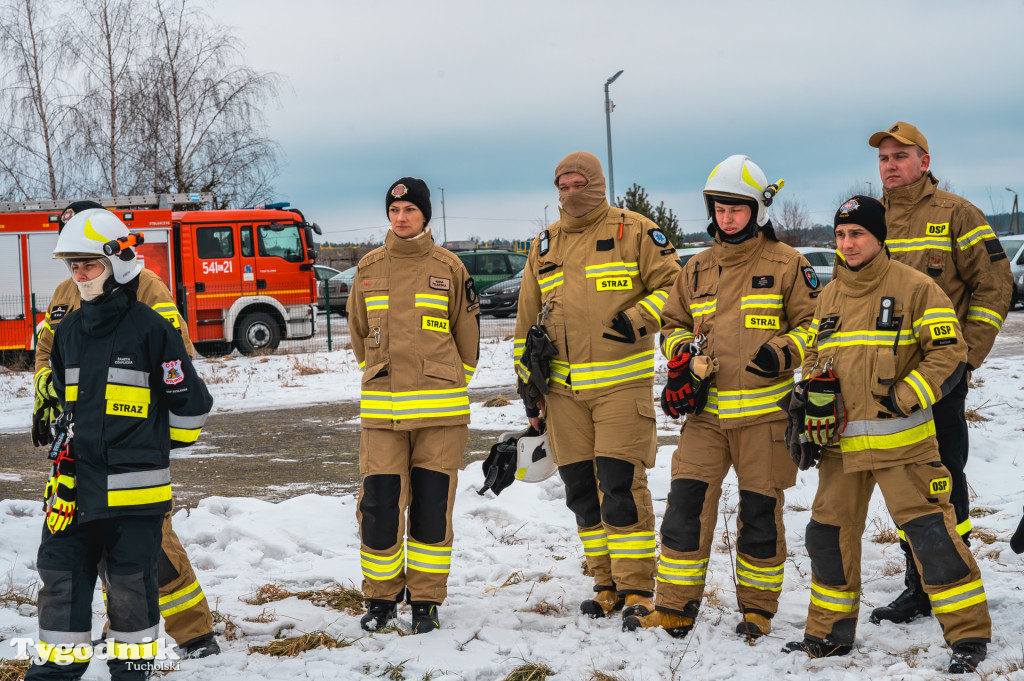 Płonące auto i płachta gaśnicza. Szkolenie strażaków