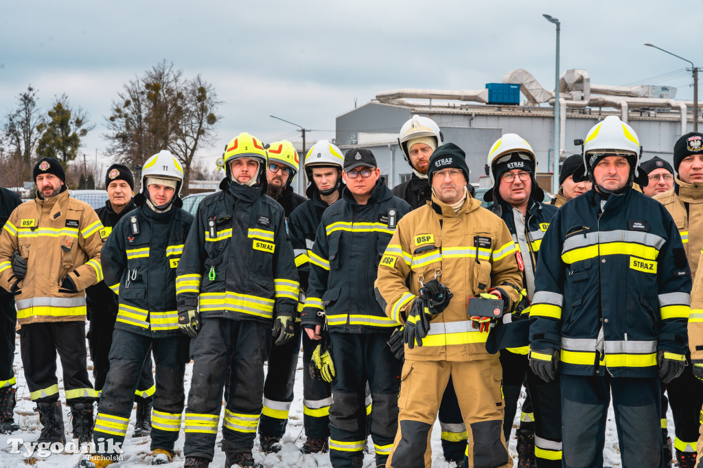Płonące auto i płachta gaśnicza. Szkolenie strażaków