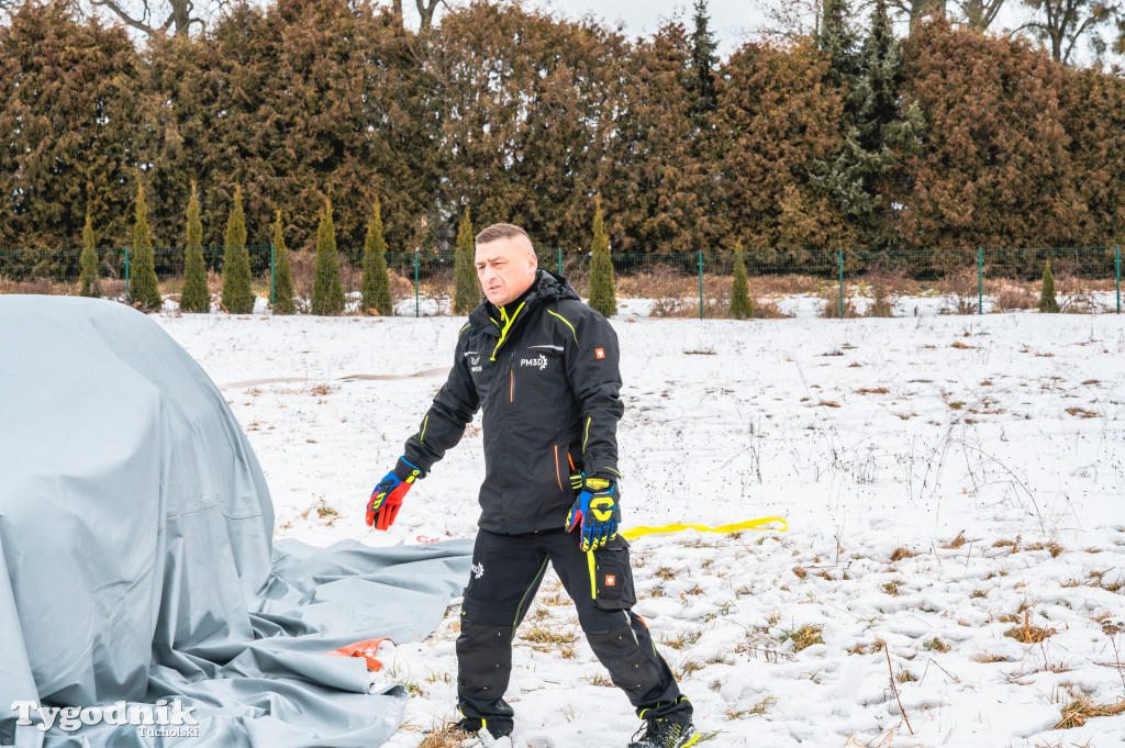 Płonące auto i płachta gaśnicza. Szkolenie strażaków