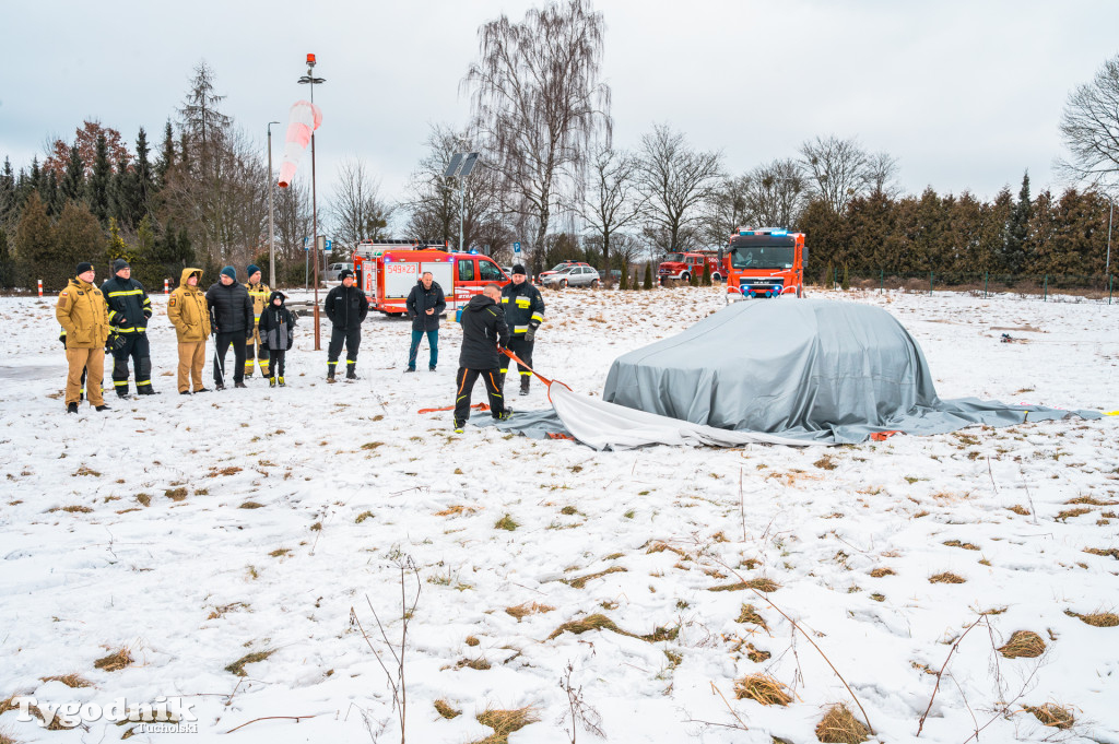 Płonące auto i płachta gaśnicza. Szkolenie strażaków