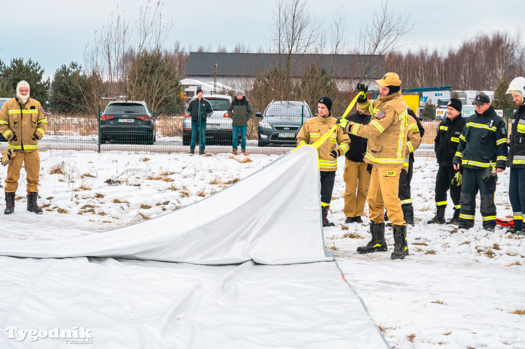 Płonące auto i płachta gaśnicza. Szkolenie strażaków