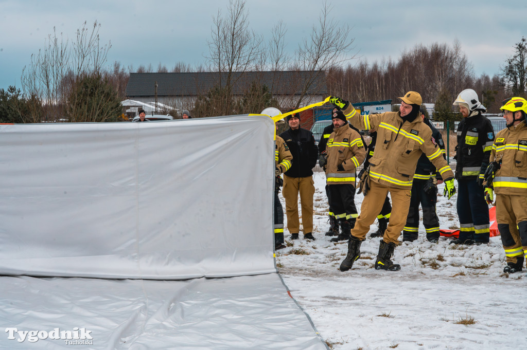 Płonące auto i płachta gaśnicza. Szkolenie strażaków