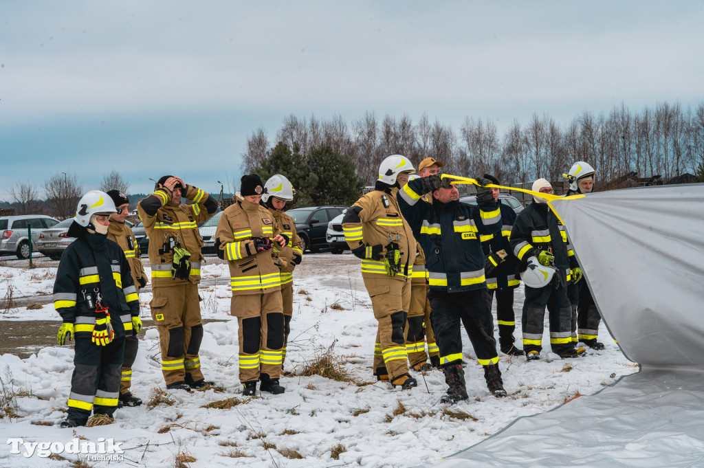 Płonące auto i płachta gaśnicza. Szkolenie strażaków
