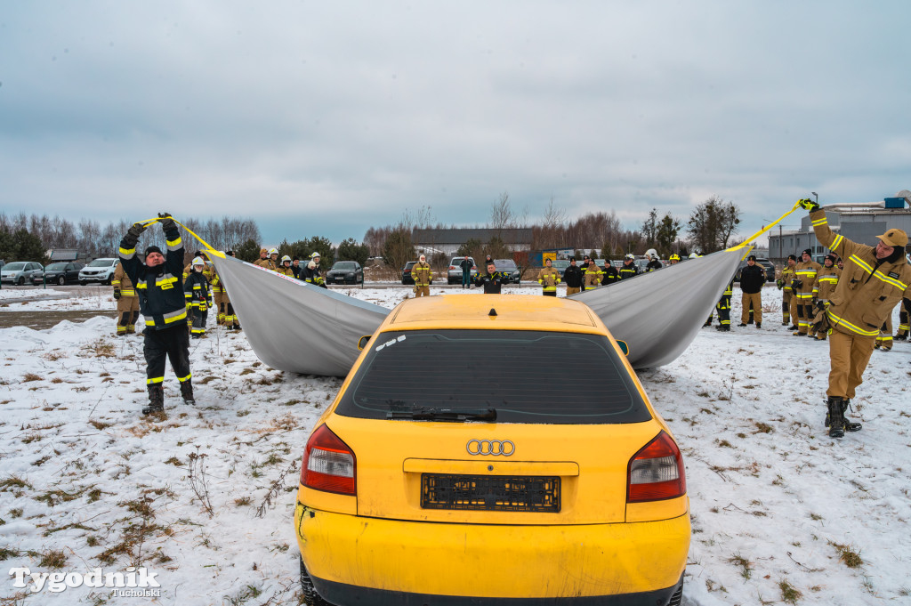 Płonące auto i płachta gaśnicza. Szkolenie strażaków