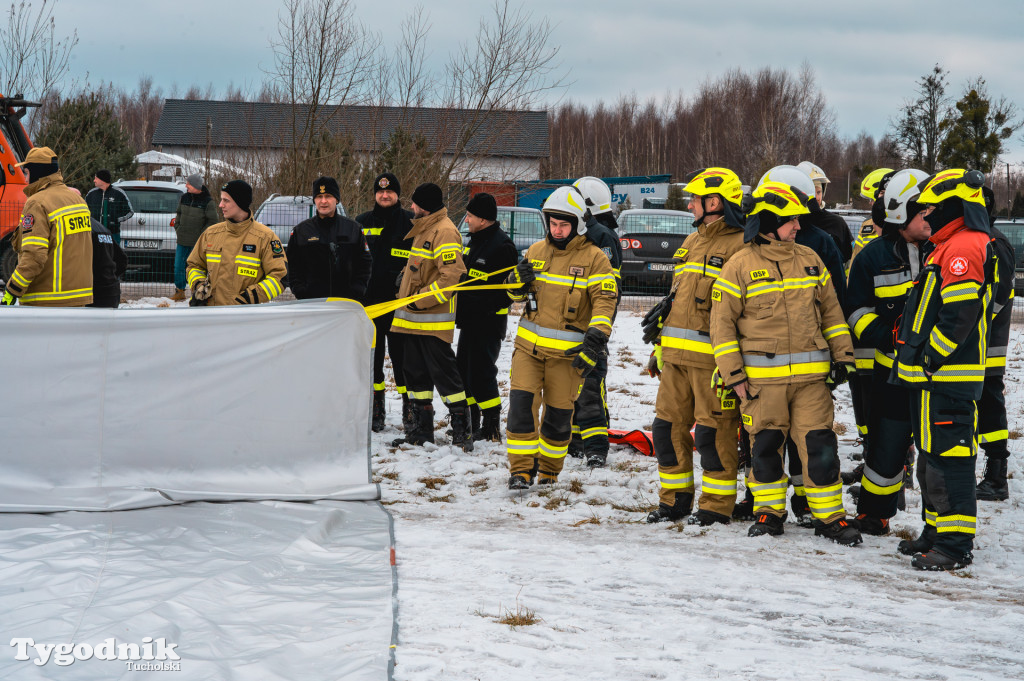 Płonące auto i płachta gaśnicza. Szkolenie strażaków