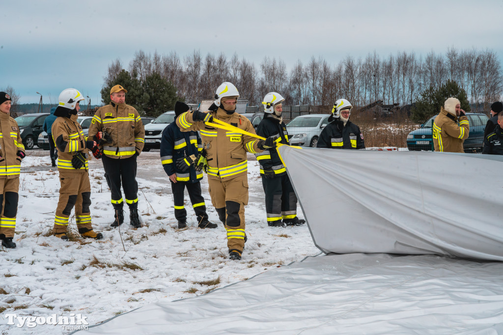 Płonące auto i płachta gaśnicza. Szkolenie strażaków