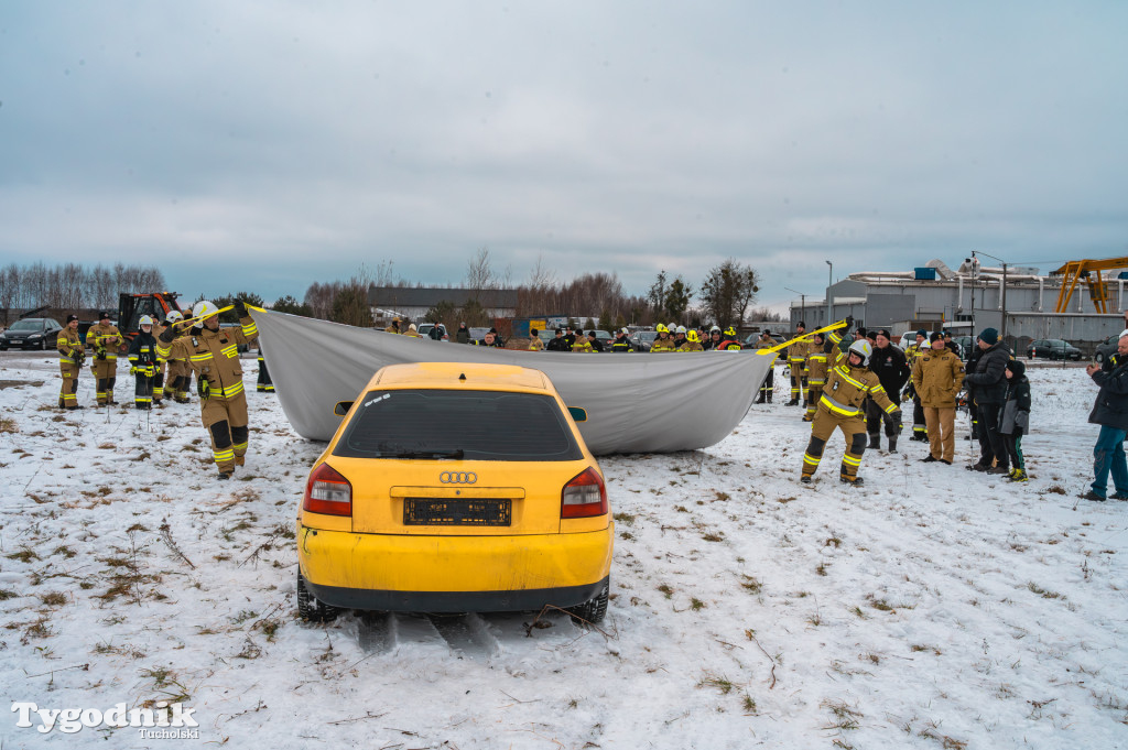 Płonące auto i płachta gaśnicza. Szkolenie strażaków