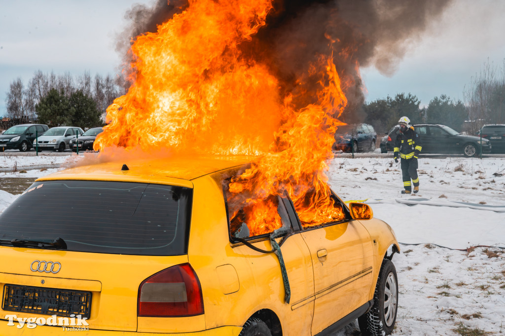 Płonące auto i płachta gaśnicza. Szkolenie strażaków