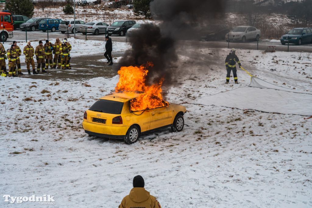 Płonące auto i płachta gaśnicza. Szkolenie strażaków