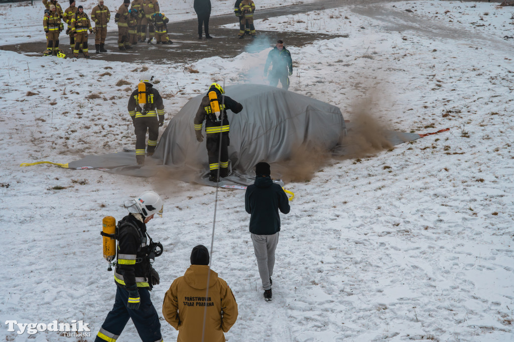 Płonące auto i płachta gaśnicza. Szkolenie strażaków
