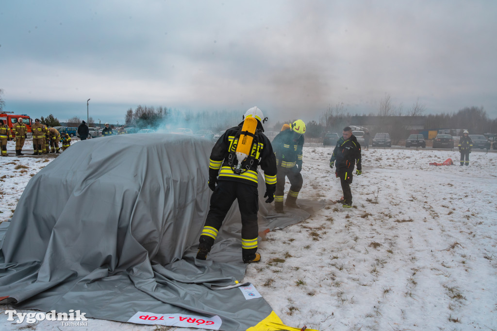 Płonące auto i płachta gaśnicza. Szkolenie strażaków
