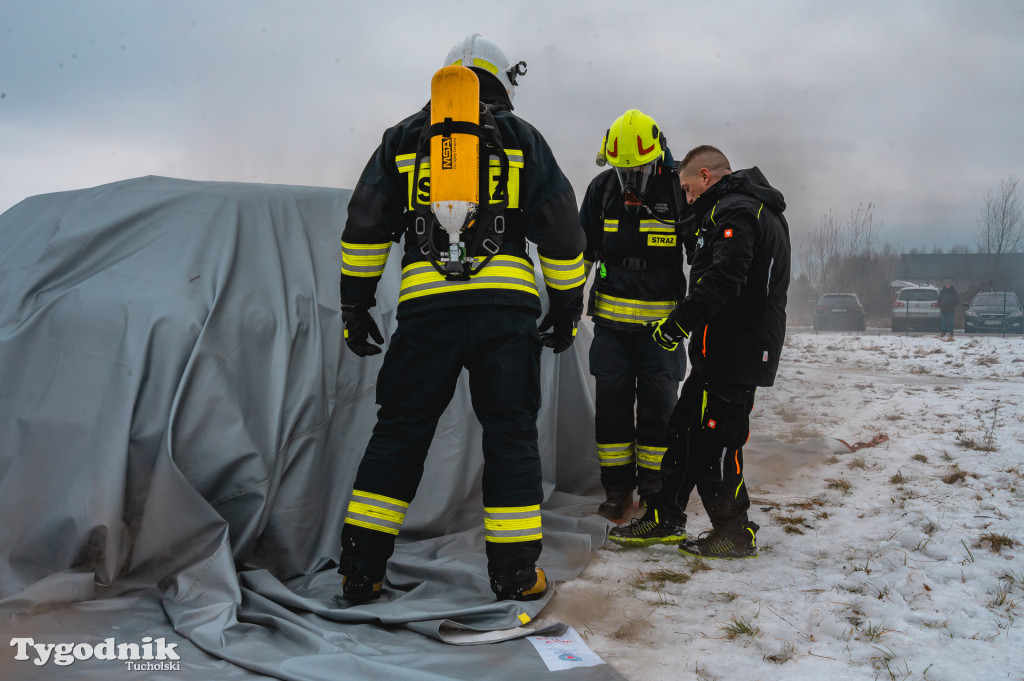 Płonące auto i płachta gaśnicza. Szkolenie strażaków