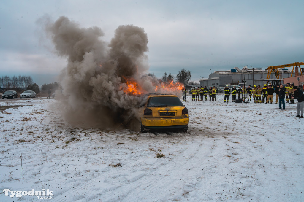Płonące auto i płachta gaśnicza. Szkolenie strażaków