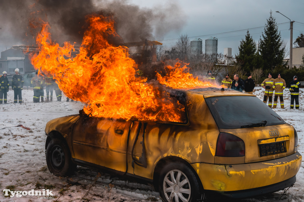 Płonące auto i płachta gaśnicza. Szkolenie strażaków