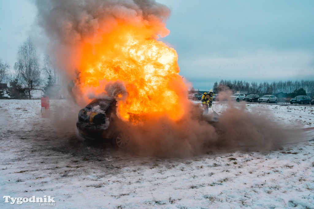 Płonące auto i płachta gaśnicza. Szkolenie strażaków