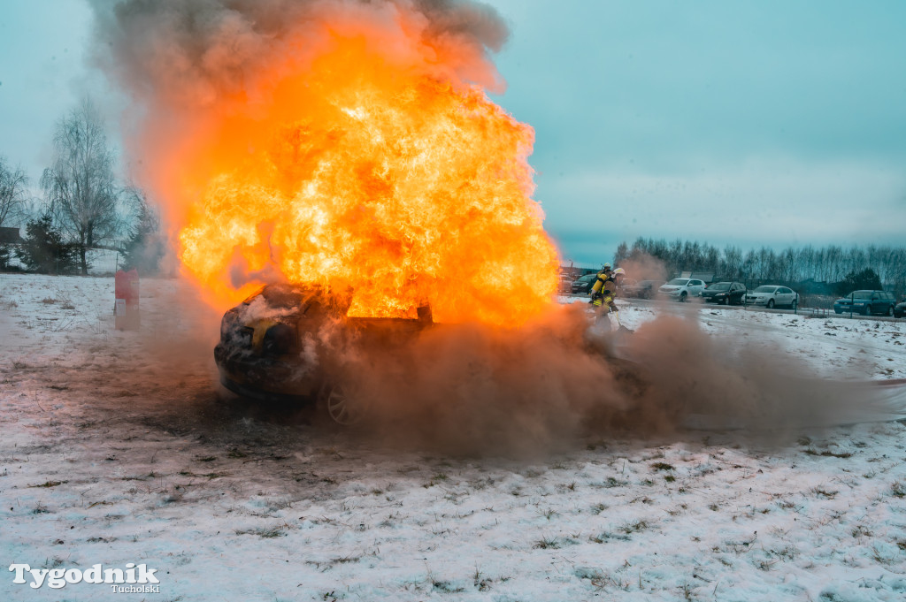 Płonące auto i płachta gaśnicza. Szkolenie strażaków