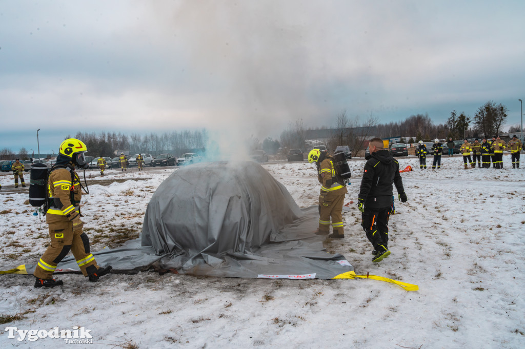 Płonące auto i płachta gaśnicza. Szkolenie strażaków