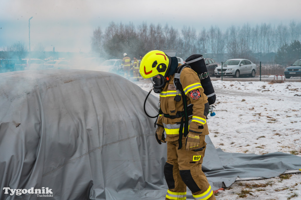 Płonące auto i płachta gaśnicza. Szkolenie strażaków