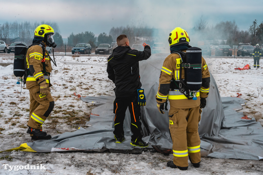 Płonące auto i płachta gaśnicza. Szkolenie strażaków