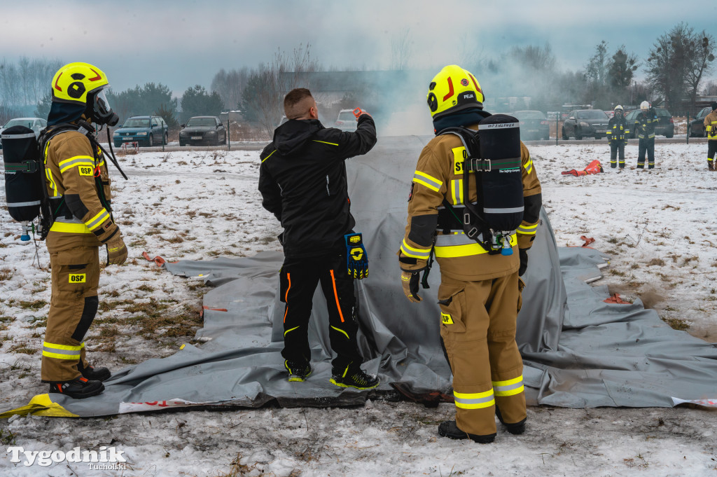 Płonące auto i płachta gaśnicza. Szkolenie strażaków