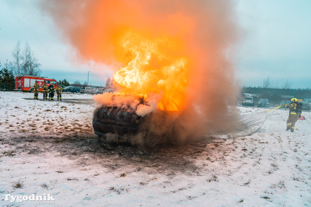 Płonące auto i płachta gaśnicza. Szkolenie strażaków