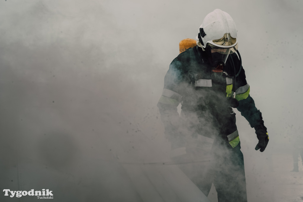 Płonące auto i płachta gaśnicza. Szkolenie strażaków