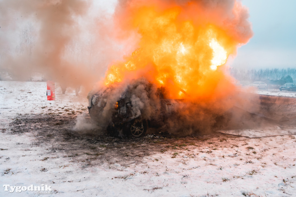 Płonące auto i płachta gaśnicza. Szkolenie strażaków