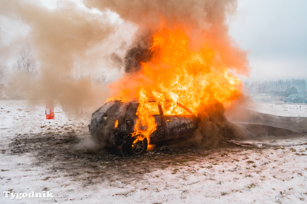Płonące auto i płachta gaśnicza. Szkolenie strażaków