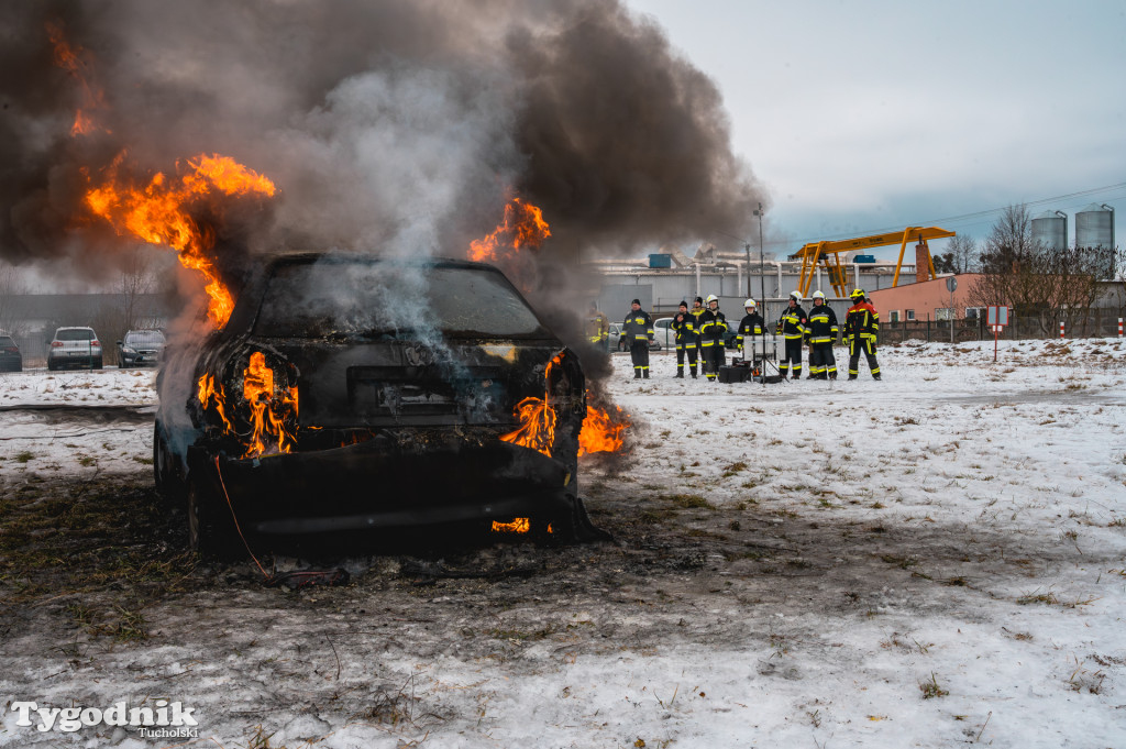 Płonące auto i płachta gaśnicza. Szkolenie strażaków