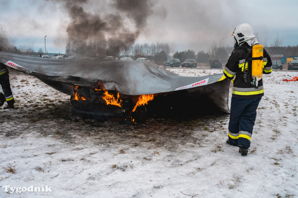 Płonące auto i płachta gaśnicza. Szkolenie strażaków