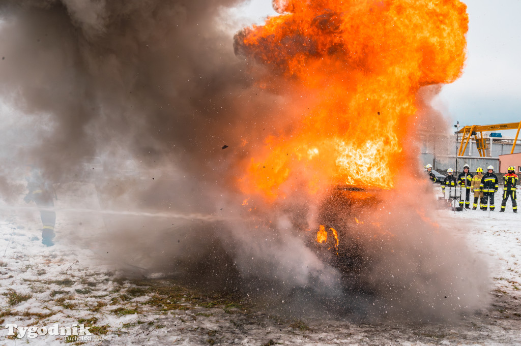 Płonące auto i płachta gaśnicza. Szkolenie strażaków