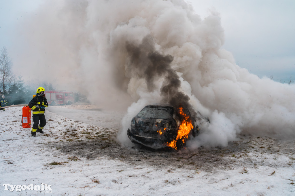 Płonące auto i płachta gaśnicza. Szkolenie strażaków