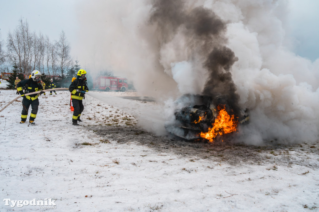 Płonące auto i płachta gaśnicza. Szkolenie strażaków