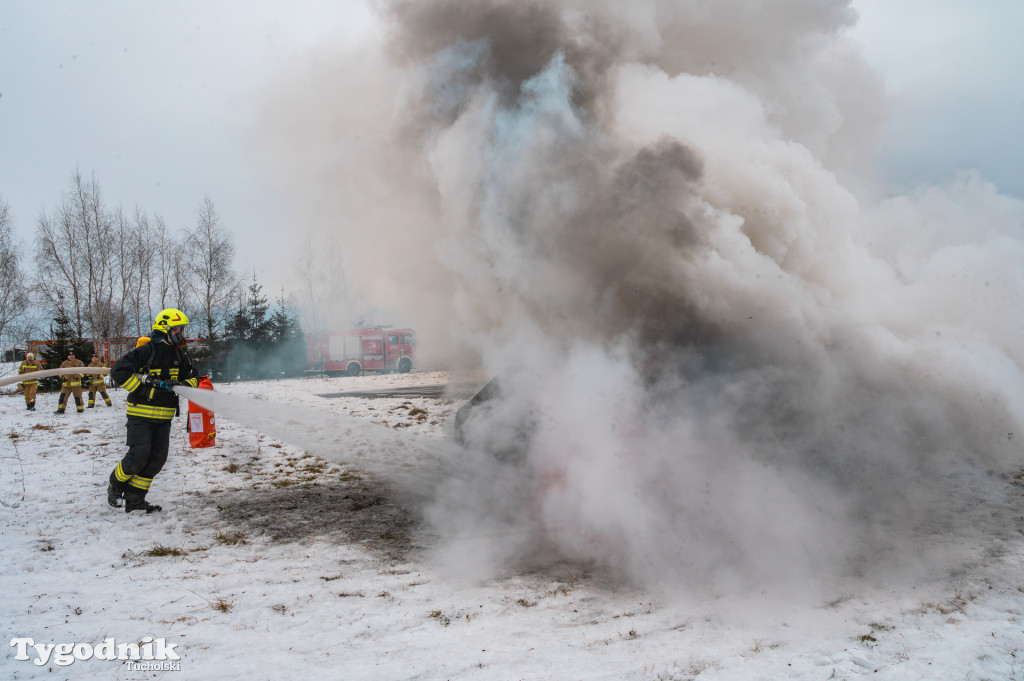 Płonące auto i płachta gaśnicza. Szkolenie strażaków