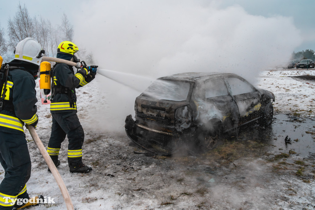 Płonące auto i płachta gaśnicza. Szkolenie strażaków