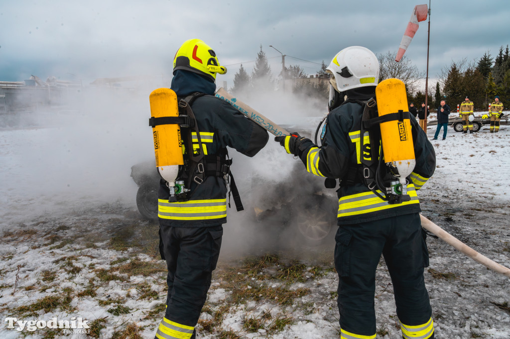 Płonące auto i płachta gaśnicza. Szkolenie strażaków
