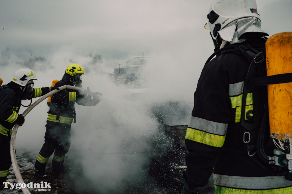 Płonące auto i płachta gaśnicza. Szkolenie strażaków