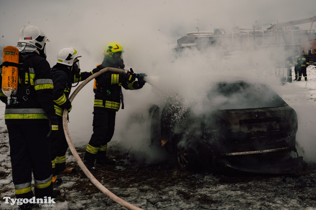 Płonące auto i płachta gaśnicza. Szkolenie strażaków