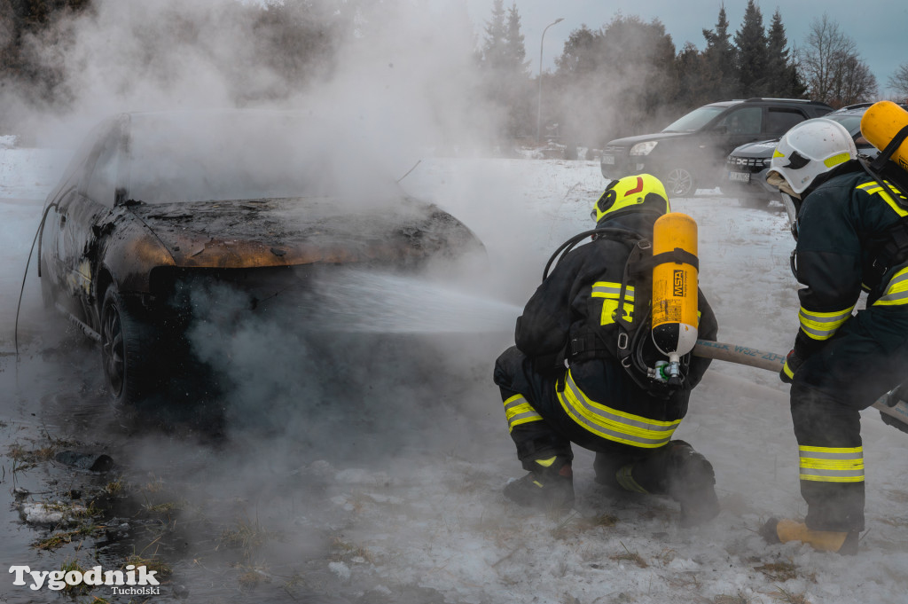 Płonące auto i płachta gaśnicza. Szkolenie strażaków