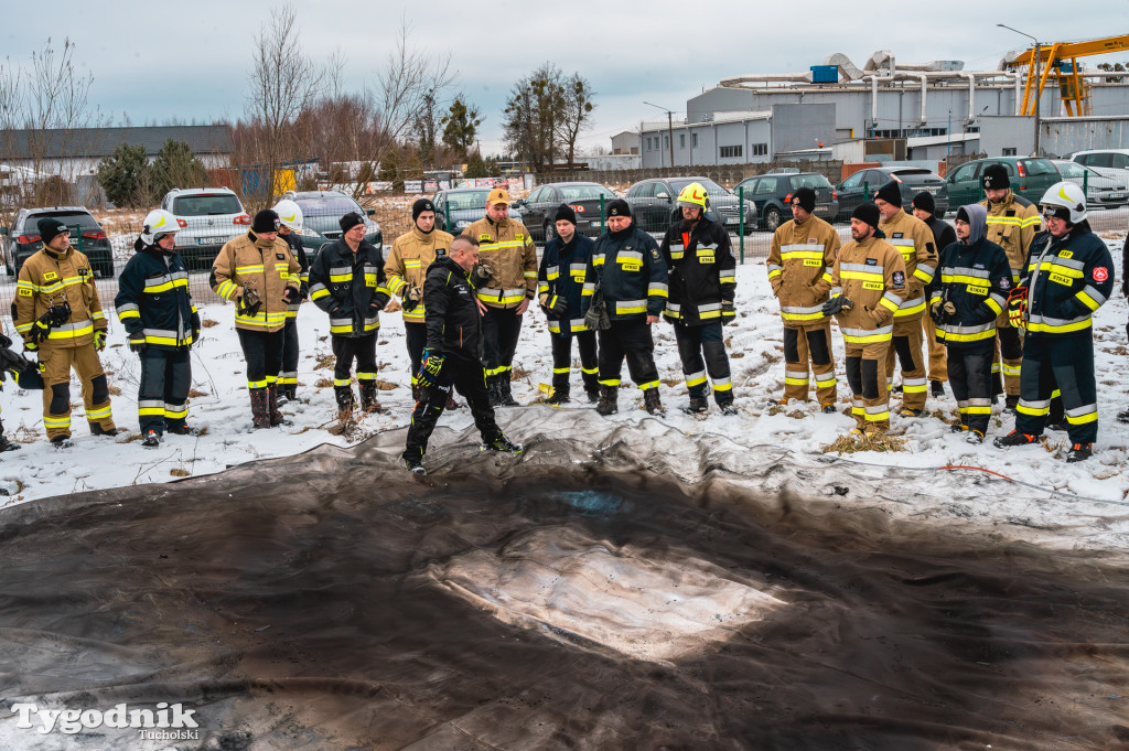 Płonące auto i płachta gaśnicza. Szkolenie strażaków