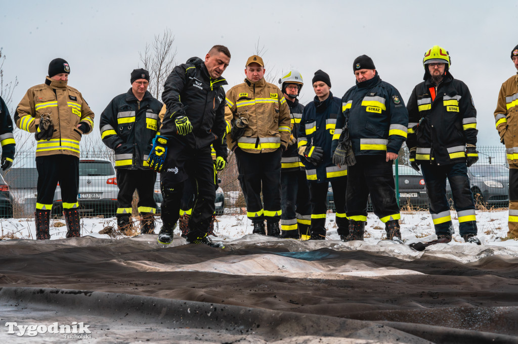 Płonące auto i płachta gaśnicza. Szkolenie strażaków