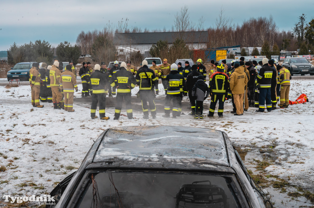 Płonące auto i płachta gaśnicza. Szkolenie strażaków