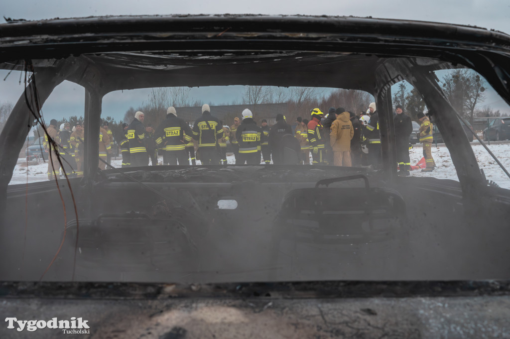Płonące auto i płachta gaśnicza. Szkolenie strażaków